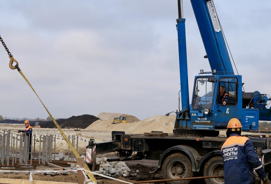 В Рязанской области продолжается строительство моста через реку Оку
